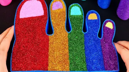 مخلوط کردن اسلایم رنگی در قالب پا برای کودکان