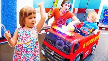 سرگرمی دخترانه - بازی با ماشین آتش نشانی برای سرگرمی