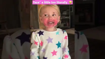 بچه خودش آرایش میکنه در یک ویدیو