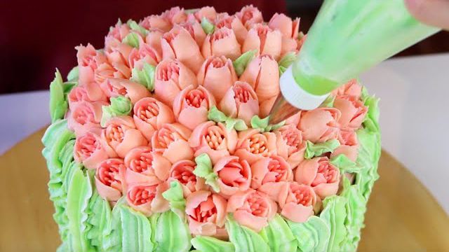 ایده‌های تزیین کیک خانگی با گل‌های گلبهی و زیبا