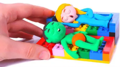 کارتون خمیری با داستان - خوابیدن در تخت های اسباب بازی رنگی