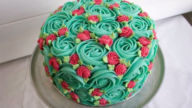 اموزش کیک اسفنجی با دیزاین گل‌های ابی