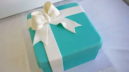 تهیه کیک ساده با دیزاین جعبه کادو