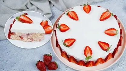 طرز تهیه کیک توت فرنگی بدون پخت در یک نگاه
