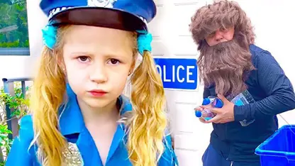 استیسی و بابایی این داستان - نستیا به عنوان یک پلیس