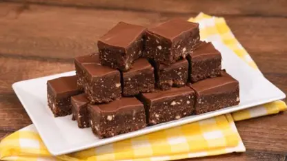طرز تهیه بیسکوییت های شکلاتی مربعی بدون نیاز به پخت