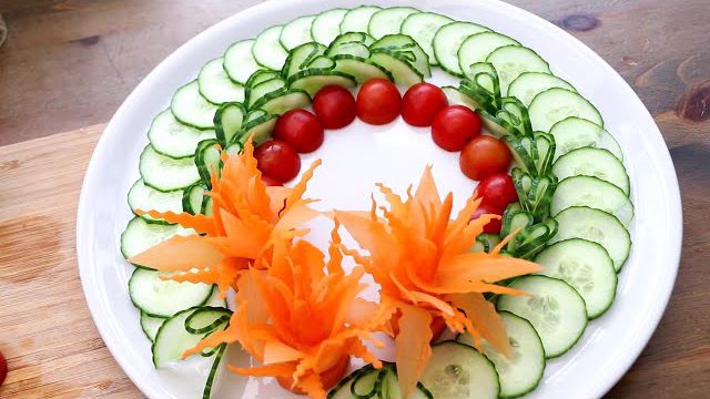 روش‌های تزئین سالاد و درست کردن گل با سبزیجات