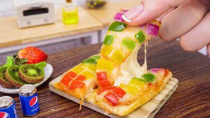 ترفند آشپزی مینیاتوری - طرز تهیه پیتزا تابه ای رنگارنگ
