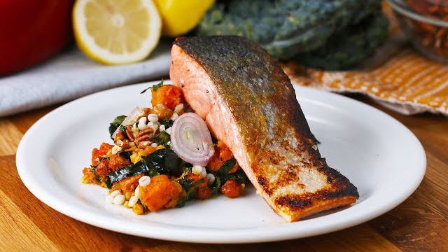 ماهی سالمون با شیوه ای خاص به همراه سالاد سبزیجات
