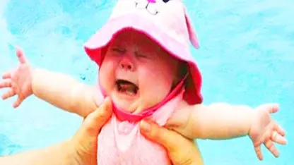 کلیپی از بازی خنده دار کودک با آب در چند دقیقه