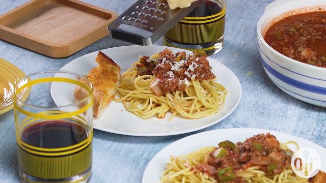 یک اسپاگتی خوشمزه با سس لازانیا