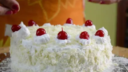 طرز تهیه کیک خامه ای با روکش سفید و تزئین گیلاس
