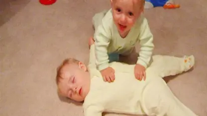 کلیپ خنده دار از خوابیدن نوزادان دو قلو در چند دقیقه
