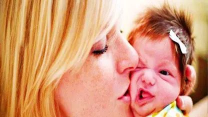 واکنش نوزادان به بوسه خانواده در چند دقیقه