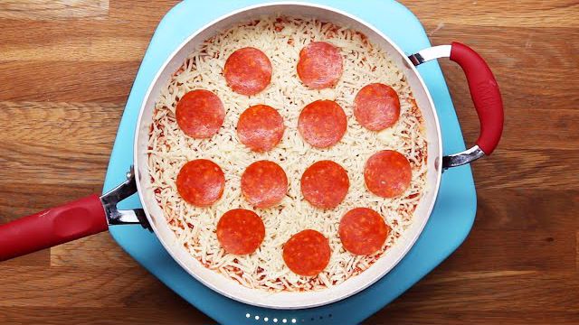 تهیه پیتزا پپرونی فقط در 20 دقیقه و بدون احتیاج به فر!