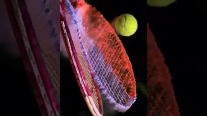 تکاندن گرد و خاک روی راکت تنیس