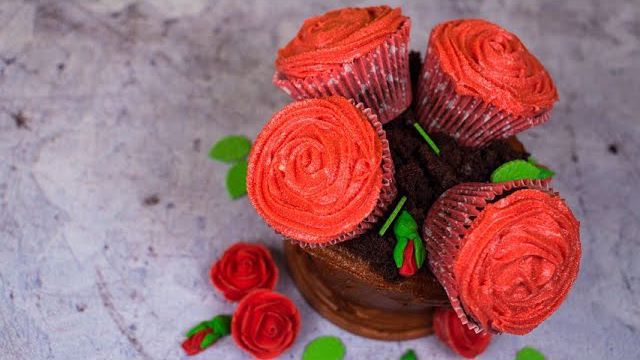 کاپ کیک به شکل دسته گل در گلدان