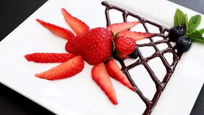 ایده های تزیین بشقاب با توت فرنگی  و شکلات