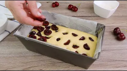 طرز تهیه کیک آلبالو برای یک عصرانه تابستانی