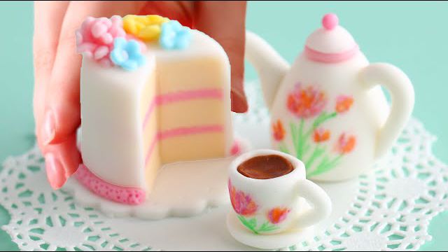 کیک مینیاتوری با تم میز چای در چند دقیقه